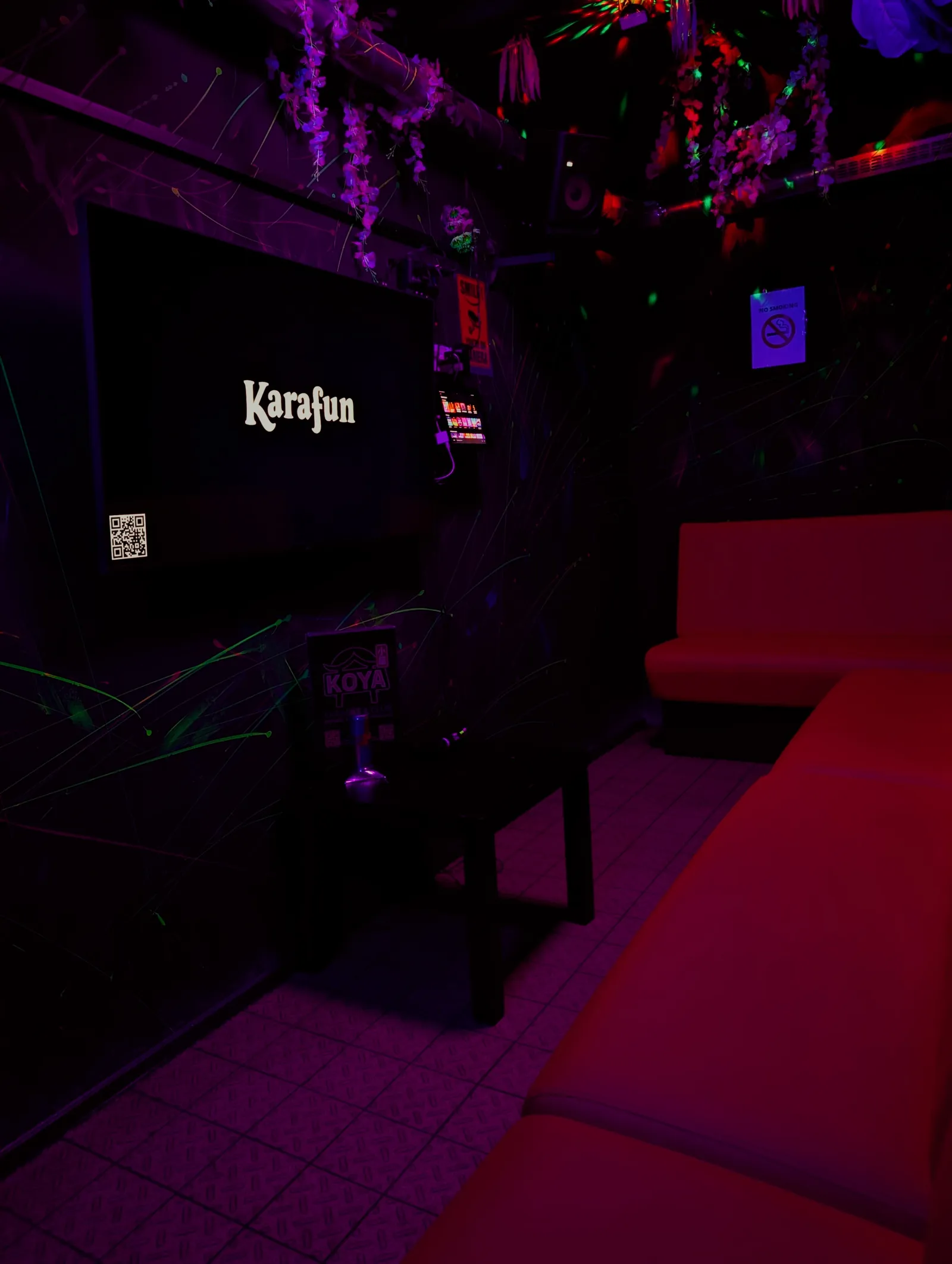 Neon Raum im KOYA Hamburg mit Schwarzlicht und Neonfarben – Bild 1