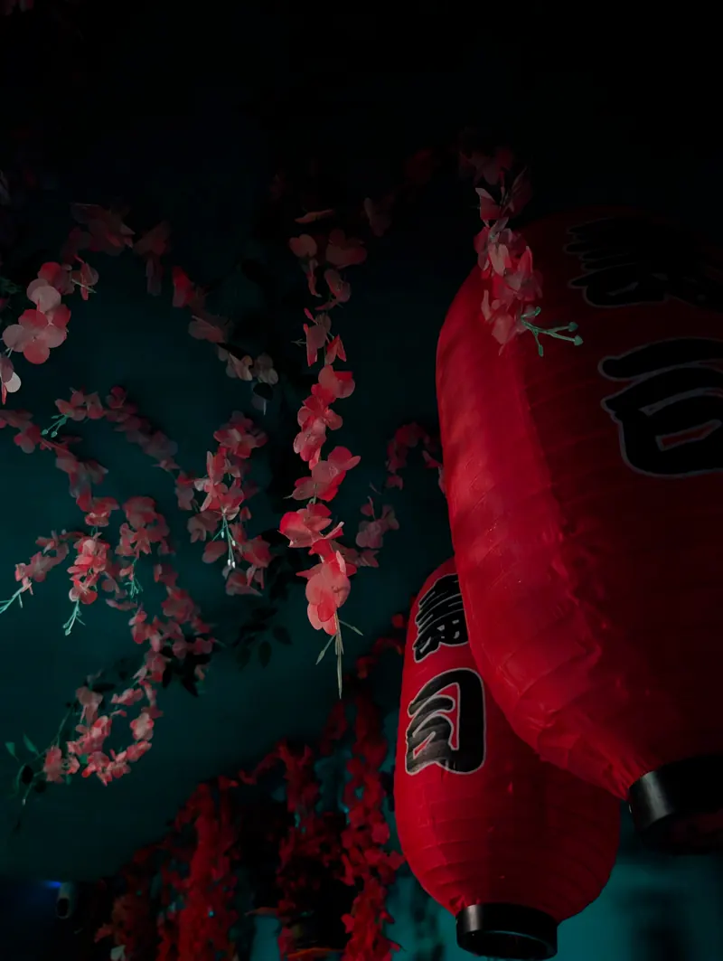 Sakura Raum im KOYA Hamburg mit Kirschblüten und Laternenlicht – Bild 4