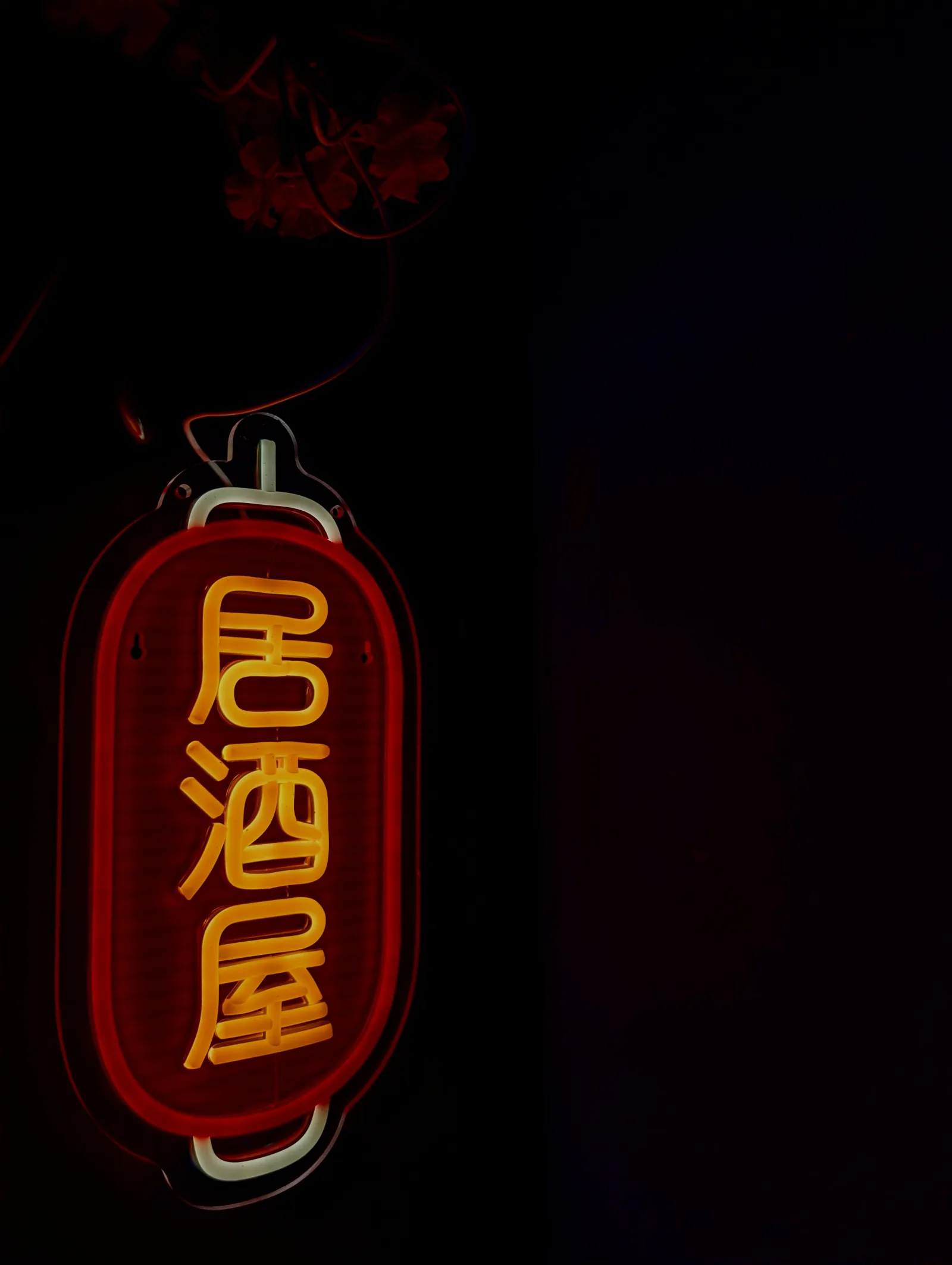 Tokyo Raum im KOYA Hamburg mit Neon-Schild