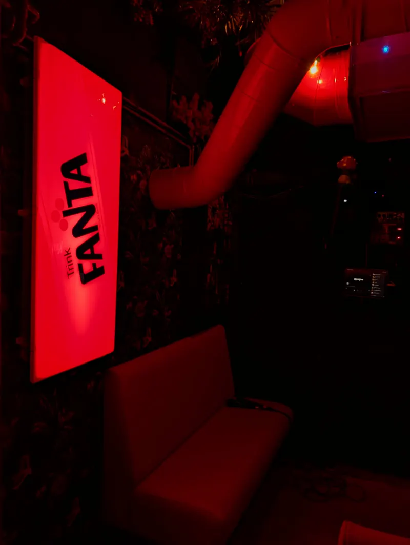 Urbex Raum im KOYA Hamburg mit Pflanzen, LED-Licht und Industrial-Look – Bild 4